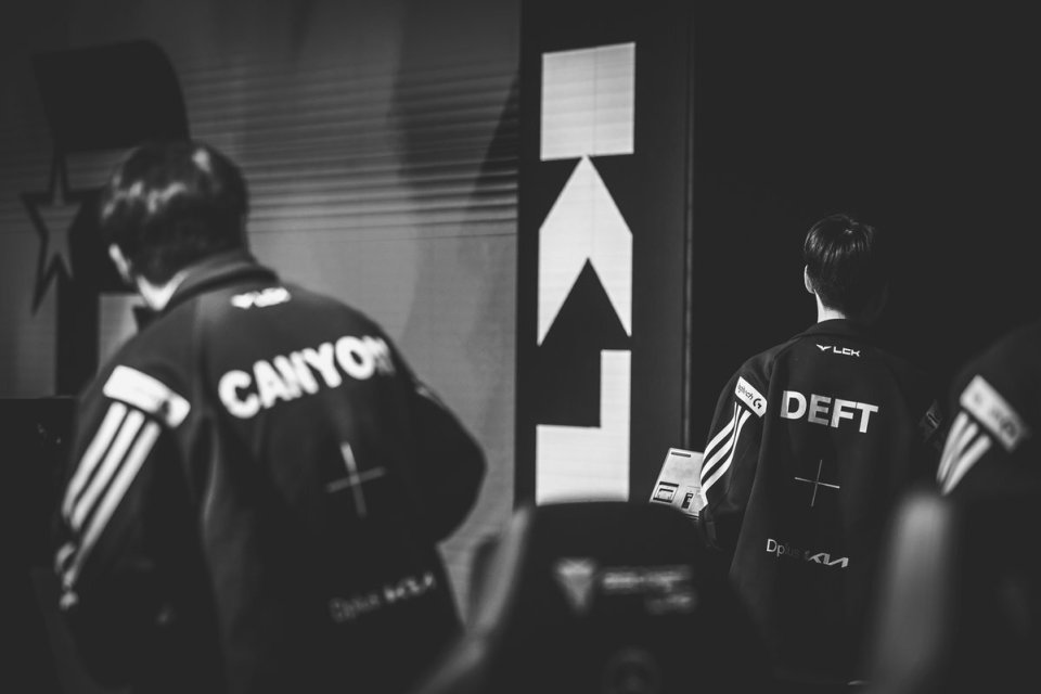 开云APP-JDG碾压DK，Deft极限生还后反打宿命之战八强赛，点燃全场激情