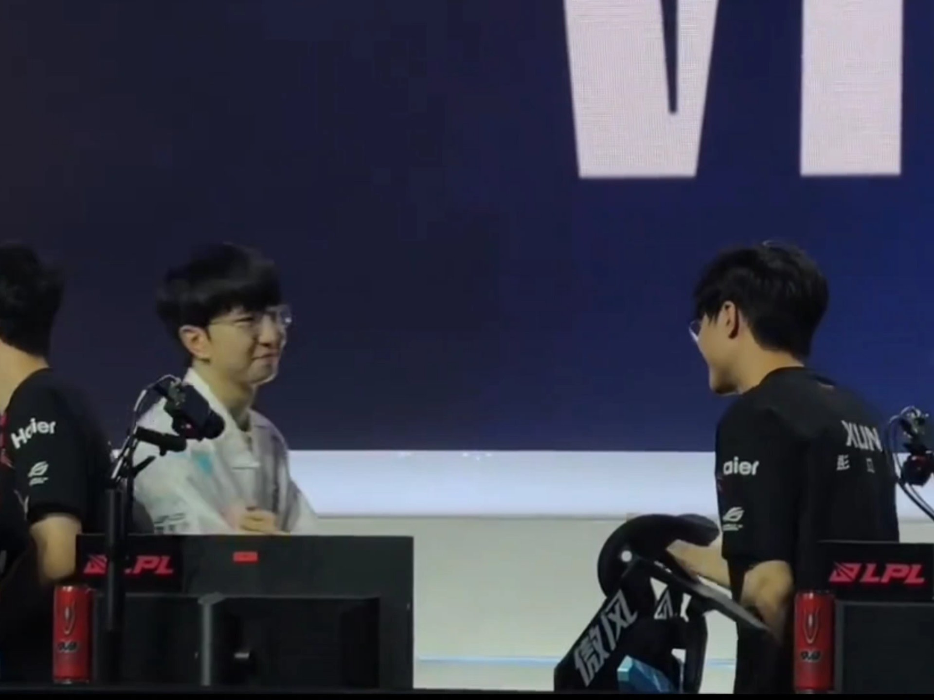 100T力克JDG,Elk团战一打五顶尖较量八强赛,留下经典瞬间 100T力克JDG,Elk团战一打五顶尖较量八强赛,留下经典瞬间